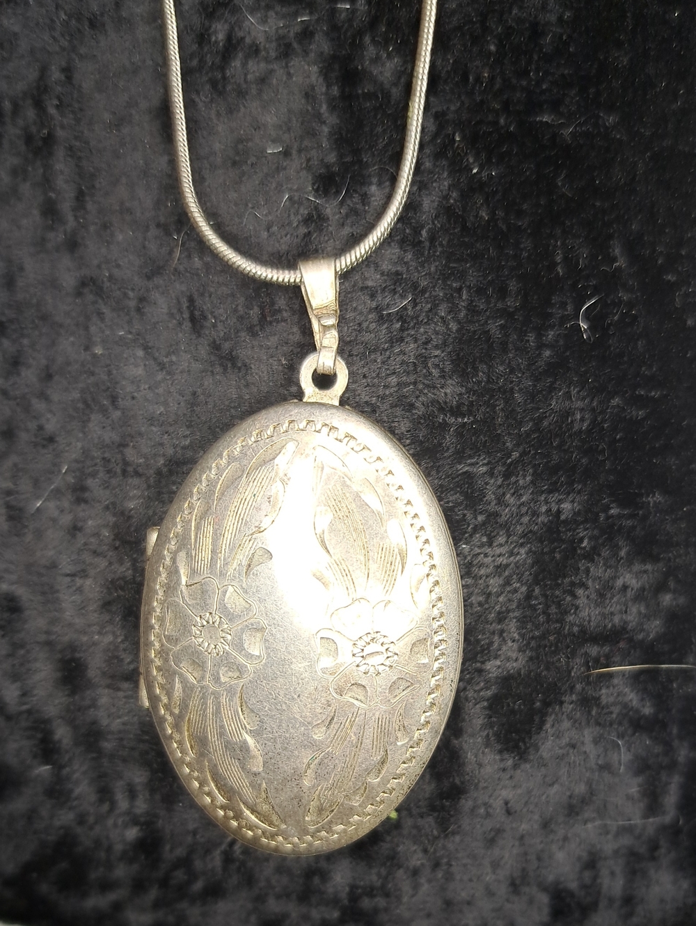 Vintage Sterling Silver Floral Oval Locket Necklace - Silver
